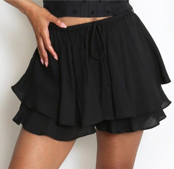 Black cotton blend fill flounce shorts