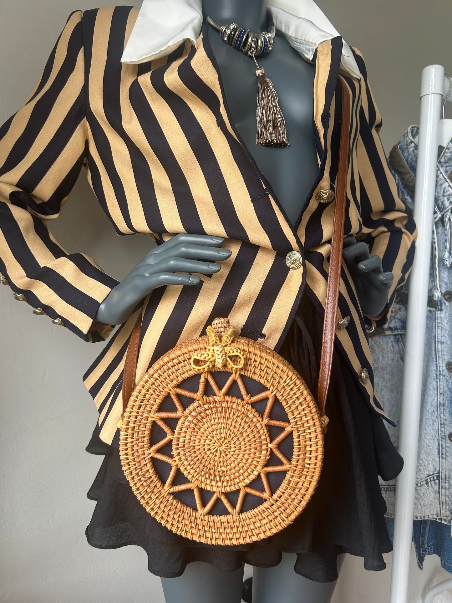Vintage 1980s handwoven circular rattan shoulderbag