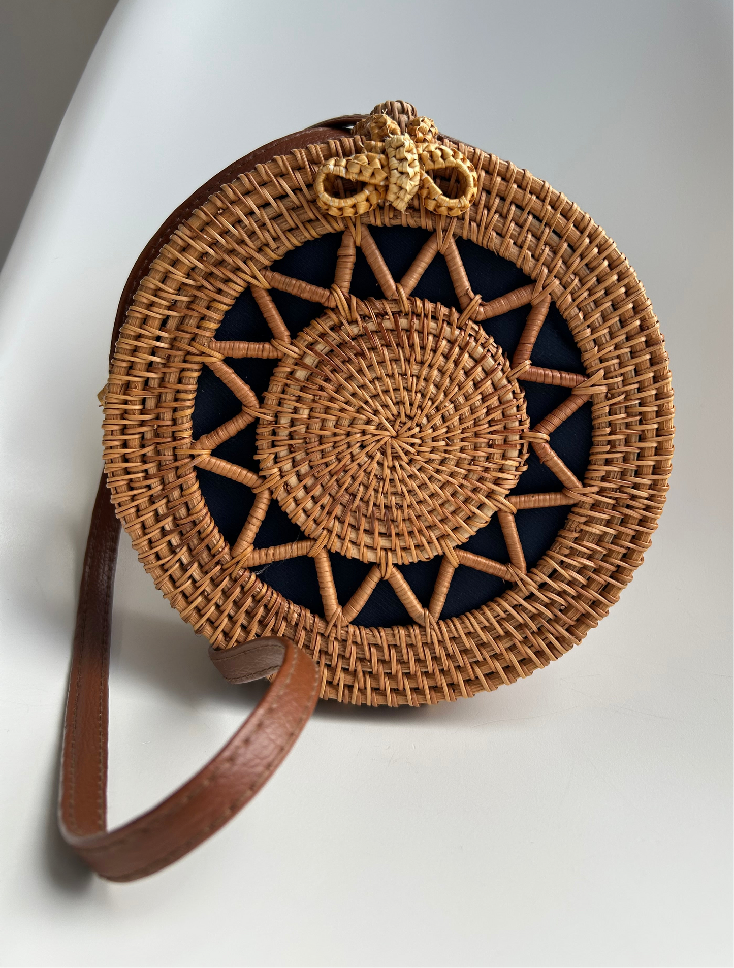 Vintage 1980s handwoven circular rattan shoulderbag